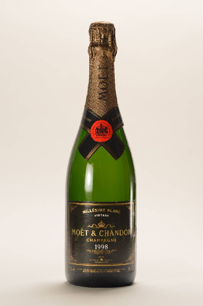 3 Flaschen Moet et Chandon Dom Champagne, 1x 1993 Brut Imperial und 2 x 1998 Millesime Blanc, je ca. 75 cl, je 12,5 % Vol., unverkostet, Abstand ...