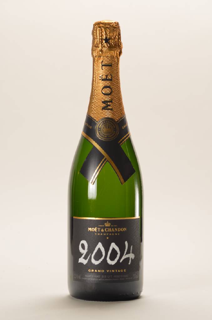 2 Flaschen Moet et Chandon Grand Vintage Champagne, Jahrgänge: 2000 und 2004, je ca. 75 cl, 12,5 % Vol., unverkostet, Abstand zwischen Flaschenboden ...