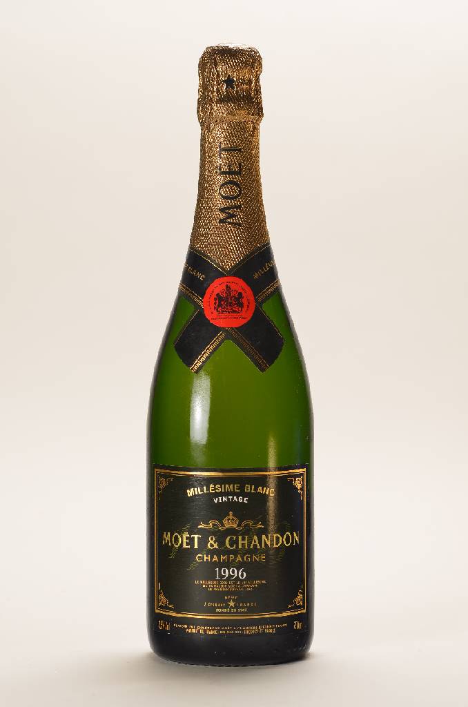3 Flaschen Moet et Chandon Champagner, 1x 1995 Brut Imperial und 2x 1996 Millesime Blanc, je ca. 75 cl, 12,5 % Vol., unverkostet,Abstände zwischen ...