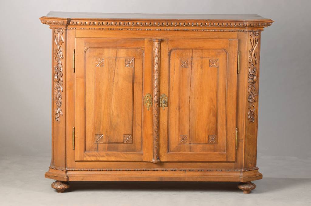 Anrichte, wohl Frankreich, um 1860/70, Nussbaum massiv, im Louis-XVI-Stil, 2-türig, typische klassizistische Ornamente wie Perl-Stab, Godronierung, ...