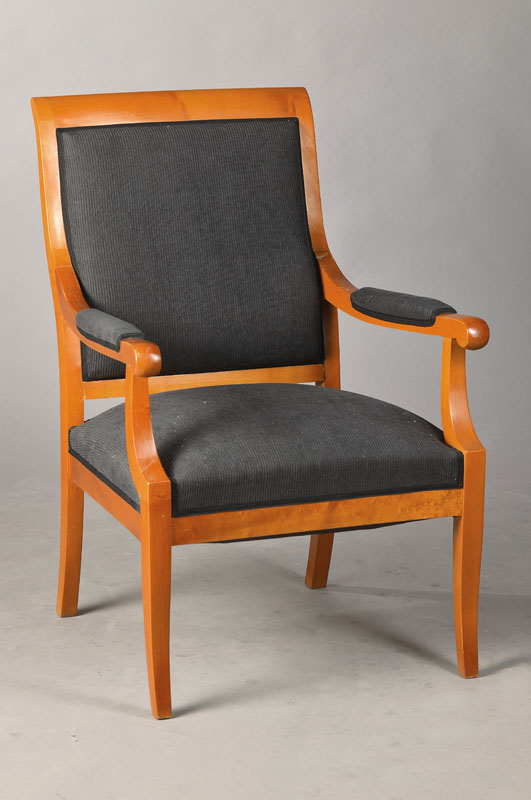 Sessel im Biedermeier-Stil, deutsch, um 1900, Kirschbaum massiv, nach klassischem Vorbild von 1820, aufwendig neu gepolstert u. bezogen, H. ca. 89 ...