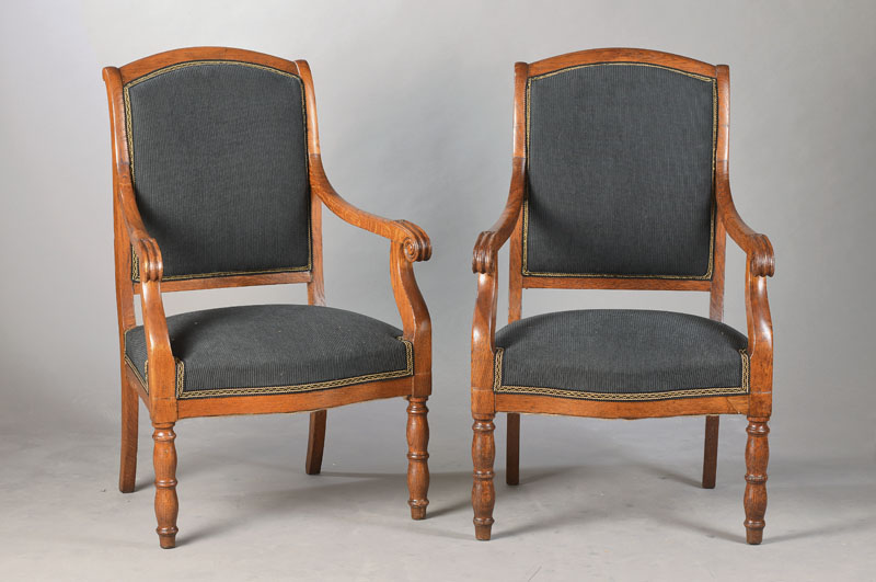 Paar edle Salon-Sessel, süddeutsch, um 1820/30, Rüster/Ulme massiv, gerieft, Handläufe in gerieften Volutenenden, frühe gedrechselte Vorderbeine, ...