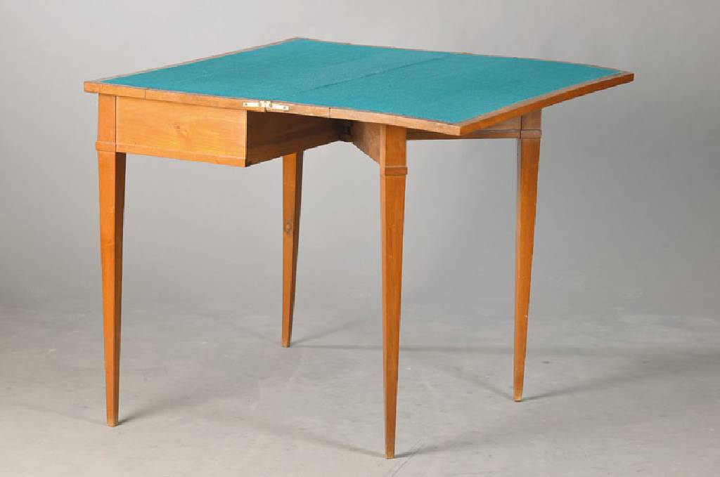 Spieltisch, süddeutsch, um 1815/20, Nussbaumfurnier, konische abgesetzte Vierkantbeine, seltene Klappvariate: die beiden hinteren beine lassen sich ...