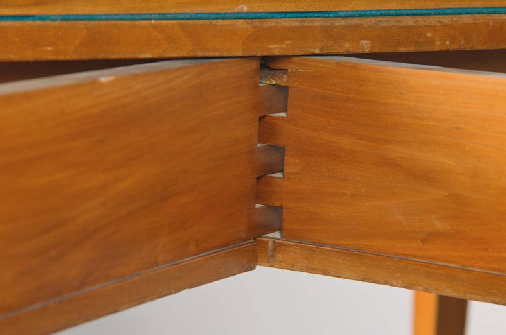 Detail a: Spieltisch, süddeutsch, um 1815/20, Nussbaumfurnier, konische abgesetzte Vierkantbeine, seltene Klappvariate: die beiden hinteren beine lassen sich ...