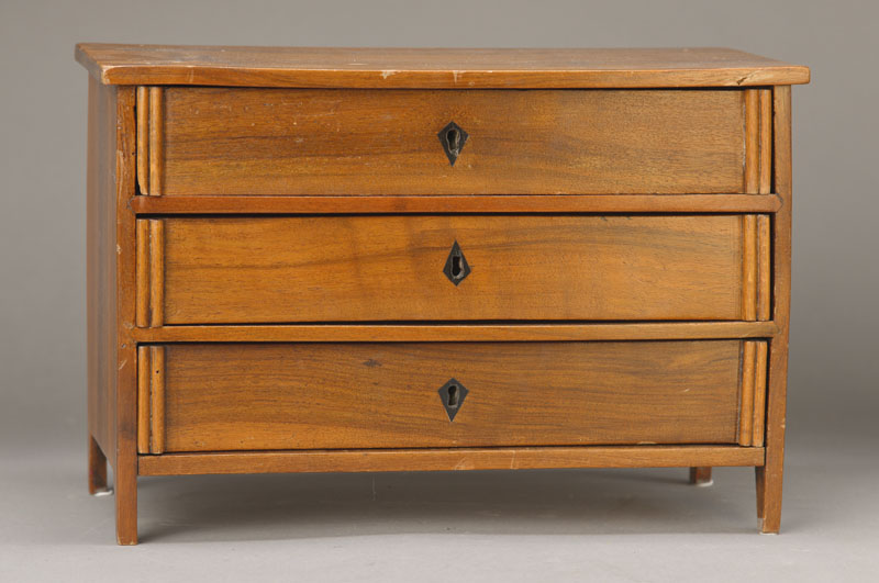 Modellkommode, deutsch, um 1820/30, Nussbaum furnier auf Weichholzkorpus, 3-schübig, applizierte Rippen an den Schubladenseiten, Alterssp., kleinere ...