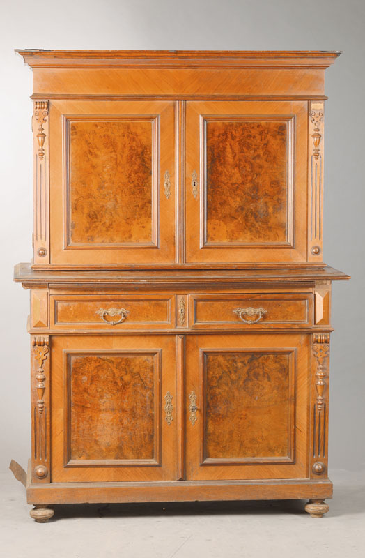 Gründerzeitbuffet, deutsch, 1880/90, Ohne Mittelteil, Nussbaumfurnier auf Weichholzkorpus, Kredenz u. Aufsatz je 2-türig, Kredenz mit 2 Schüben, ...