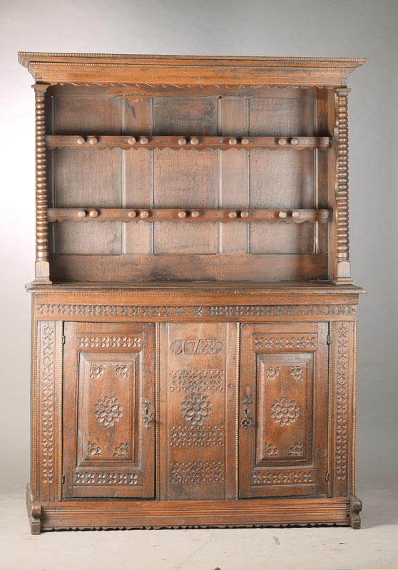 Sog. Tellerbord-Schrank, deutsch, dat. 1783, Eiche massiv, Unterteil 2-türig, klassizistische Ornamentik geschnitzt, Aufsatzmit 2 Regalböden zum ...