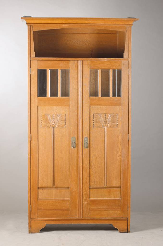 Jugendstil-Schrank, süddeutsch, wohl München, um 1905, Eiche 2-türig, 6 facettiert geschliffene Gläser, mit oberer Nische für Kunstgegenstände, ...