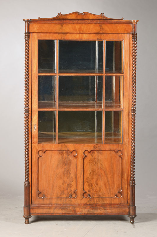 1-türige Vitrine, deutsch, um 1850/60, Pyramidenmahagonifurnier, Schellack handpoliert, fein geriefte geometrisierende Versproßung, unten 2 ...