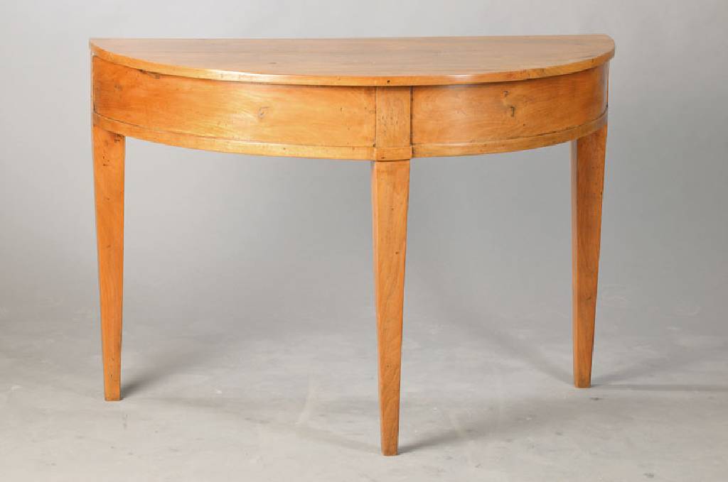 Demi-Lune-Konsole, bzw. Halbmondtisch, süddeutsch, um 1830, Nussbaum massiv, konische Vierkantbeine, l. schwundrissig, ca. 72x103x52 cm