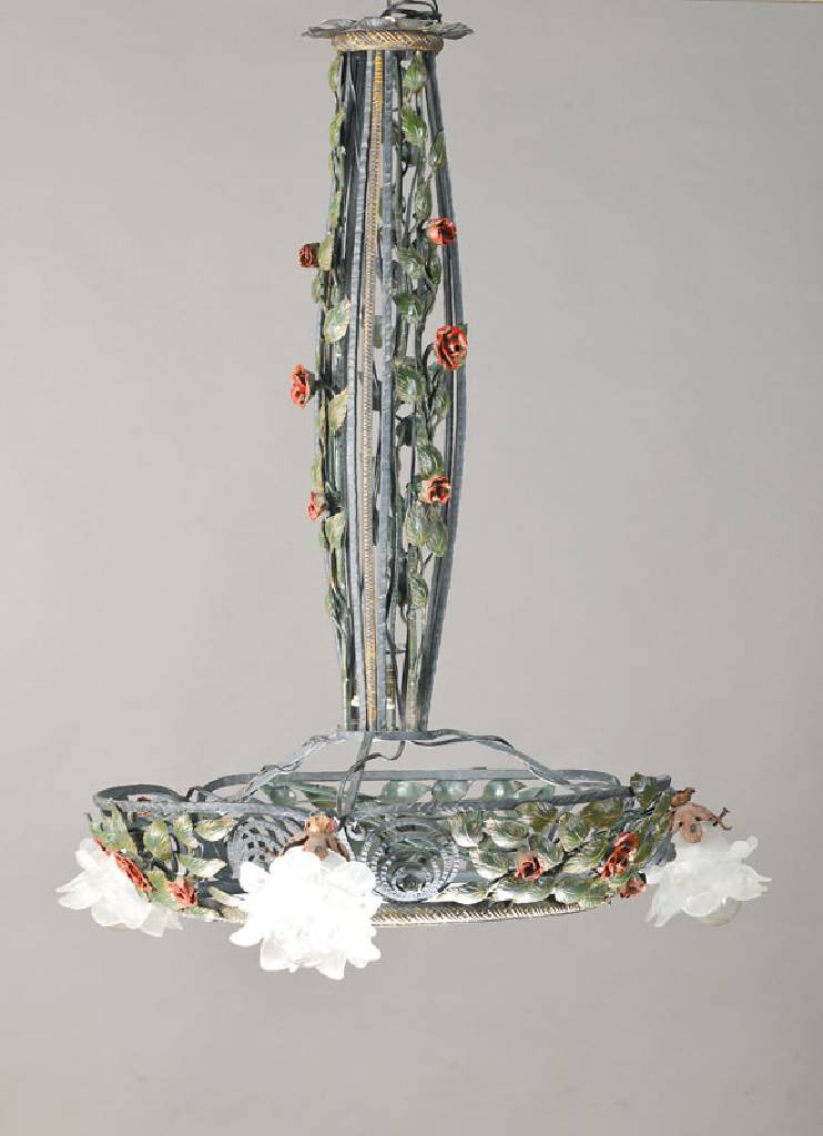 Jugendstil-Deckenlampe, deutsch, um 1910, Schmiedeeisern, 3 Brennstellen mit Schirmchen, diese wohl sek., abschließende Opalglasplatte, ...