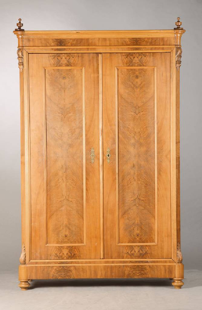 Gründerzeit-Schrank, deutsch, 1880/90, Nussbaumfurnier auf Weichholzkorpus, Furnier in den Türfüllung vielfach gespiegelt verlegt, 2-türig, Ecken ...