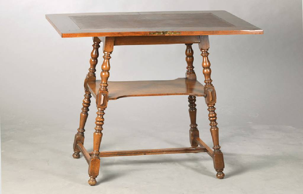 Kleiner Spieltisch, deutsch, um 1890, Nussbaum massiv, aufklappbar, im Korpus lassen sich Spielfiguren /-karten verbergen, ca. 76x47(94)x63 cm