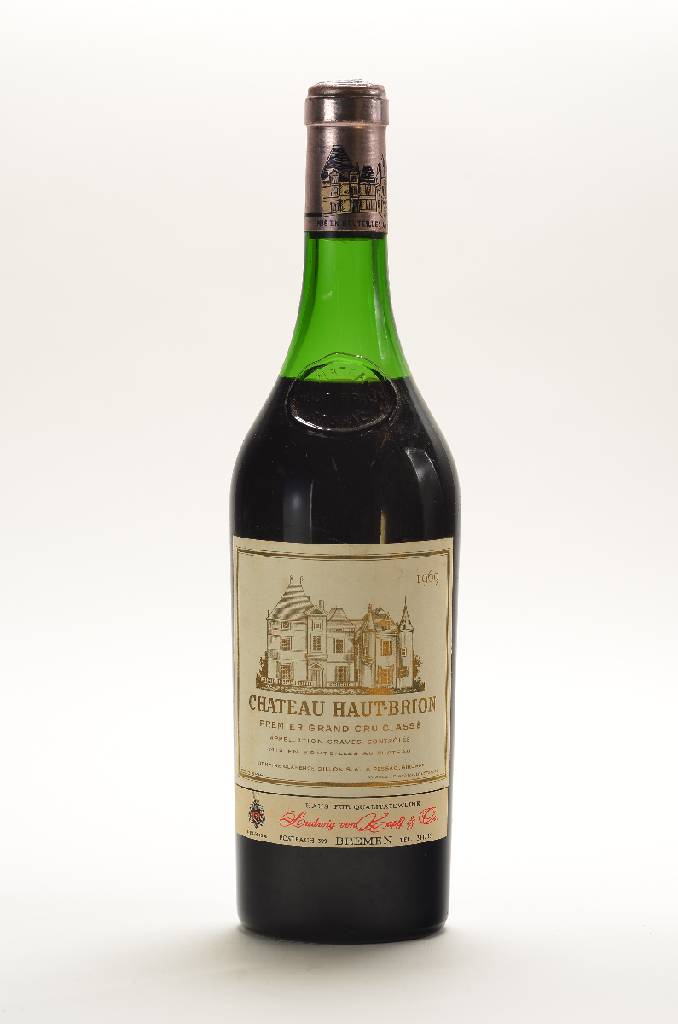 1 Flasche 1969 Chateau Haut Brion, Pessac-Leognan, Premier Grand Cru Classe, ca. 73 cl, Abstand zwischen Kapsel und Wein: ca. 4,8 cm, unverkostet, ...