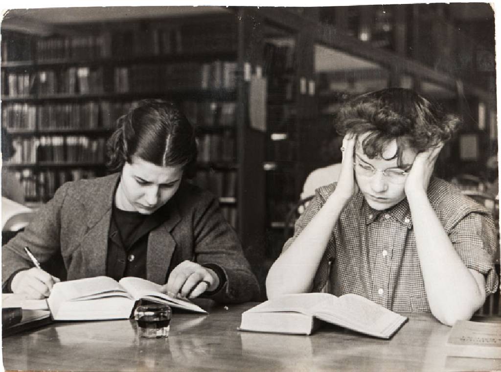 Alfred Eisenstaedt, 1898-1995, College Girls Studying, 1941, Vintage Silbergelatine-Abzug,verso Künstlerstempel, Beschreibung und Hrsg.-Stempel, ...