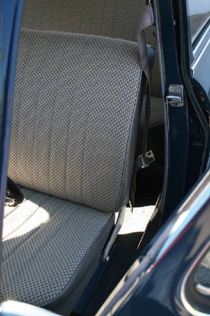 Detail b: Mercedes Benz 190b W 121, Fahrgestellnummer: 12101010014894, EZ 08/1960, Laufleistung ca. 50.562 km abgelesen, HU 10/2017, H-Zulassung, 59kW/ 80 PS, ...
