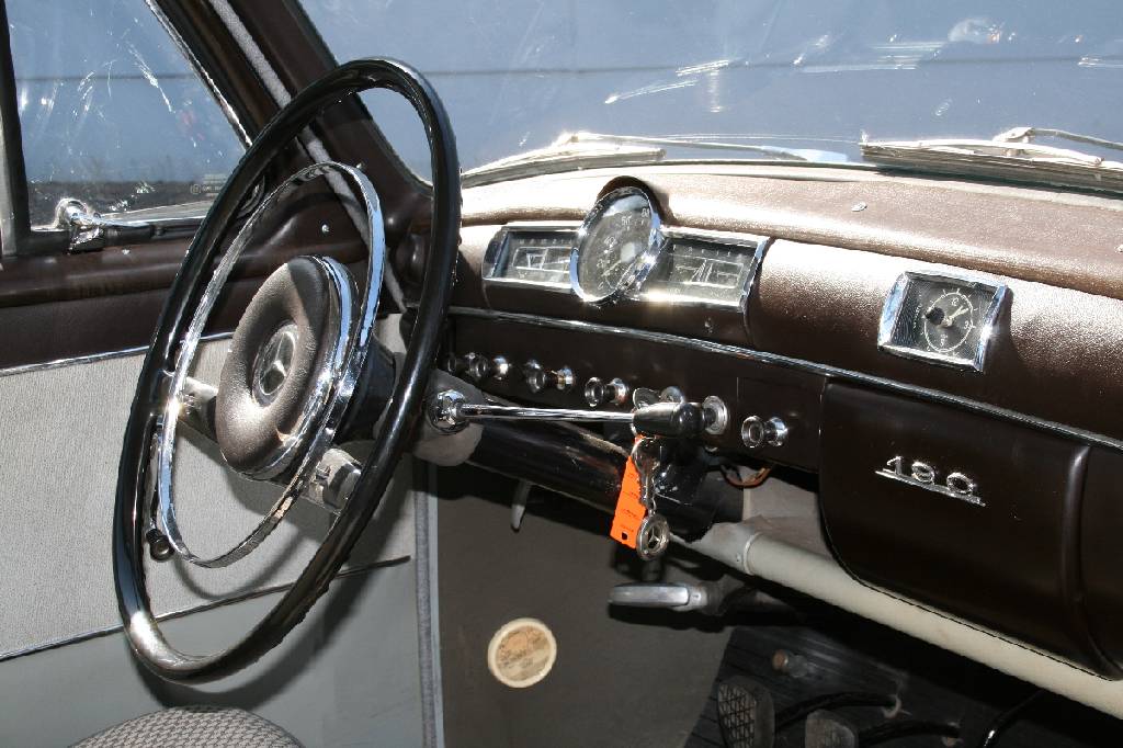 Detail d: Mercedes Benz 190b W 121, Fahrgestellnummer: 12101010014894, EZ 08/1960, Laufleistung ca. 50.562 km abgelesen, HU 10/2017, H-Zulassung, 59kW/ 80 PS, ...