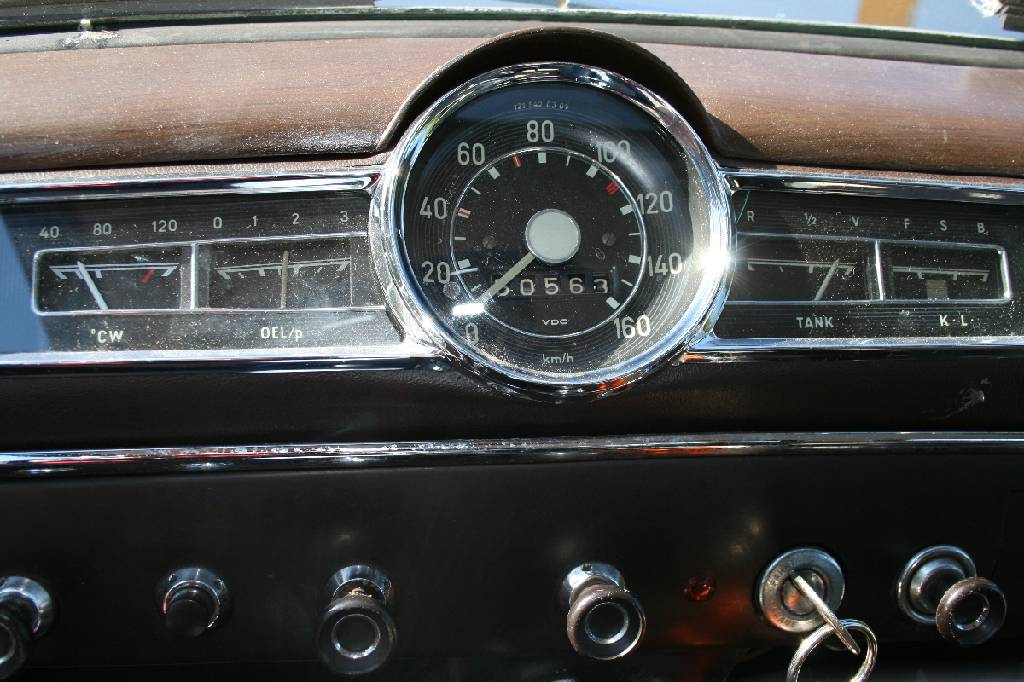 Detail e: Mercedes Benz 190b W 121, Fahrgestellnummer: 12101010014894, EZ 08/1960, Laufleistung ca. 50.562 km abgelesen, HU 10/2017, H-Zulassung, 59kW/ 80 PS, ...