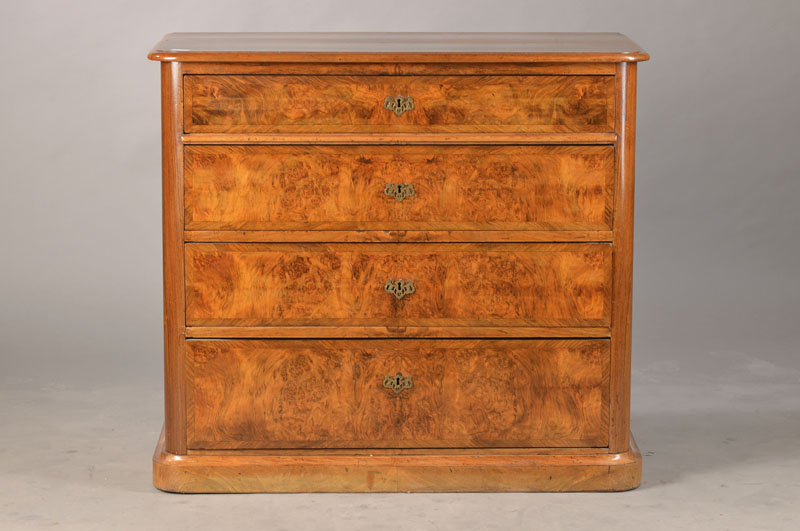 Biedermeierkommode, wohl Baden, um 1830, Nussbaum auf Eichekorpus, 4-schübig, abgerundete Ecken, orig. Schlösser mit Schlüssel, wenige Alterssp., ...