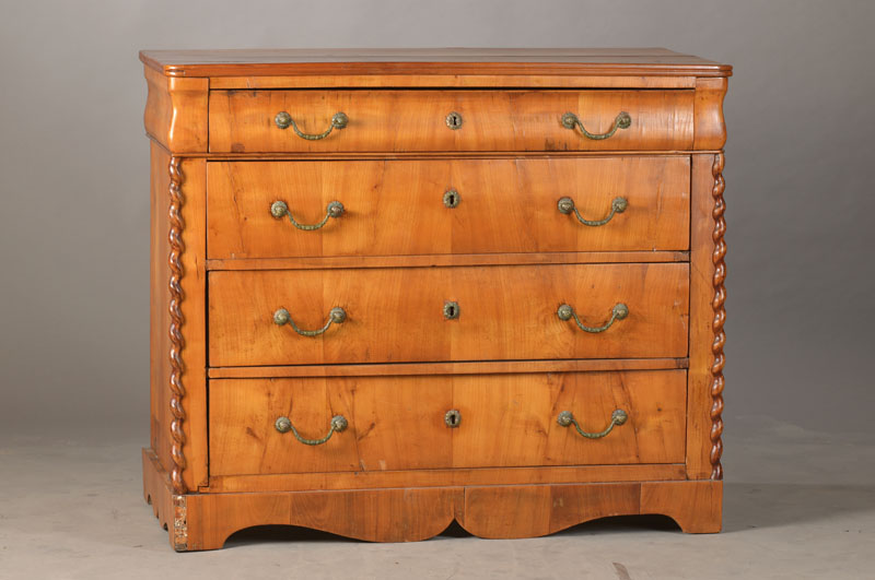 Spätbiedermeierkommode, süddeutsch, um 1840, Kirschbaum auf Weichholzkorpus, 4-schübig, orig. Schlösser u. Beschläge, geschweifte Sockelzarge, ...