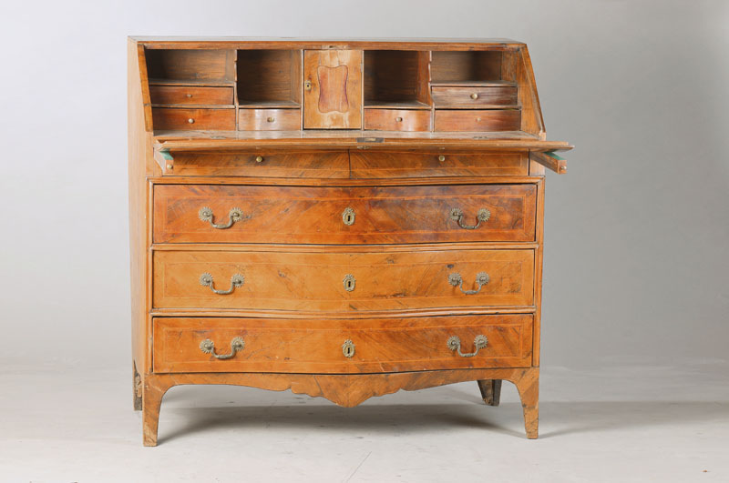 Schrägklappensekretär, südwestdeutsch, um 1760, Nussbaumfurnier, 1-teilig, 3 große und 2 schmale nebeneinanderliegende Schübe, allseitig ...