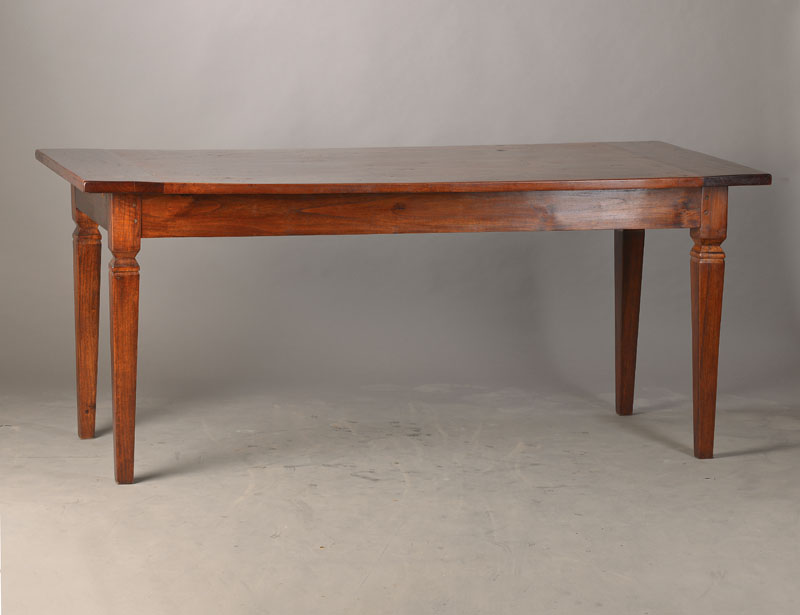 Tisch mit Ausziehplatten, 20.Jh. Teakholz massiv, konische abgesetzte Vierkantbeine, 2 Auszugsplatte zum Einstecken an den Stirnseiten vorhanden, ca. ...