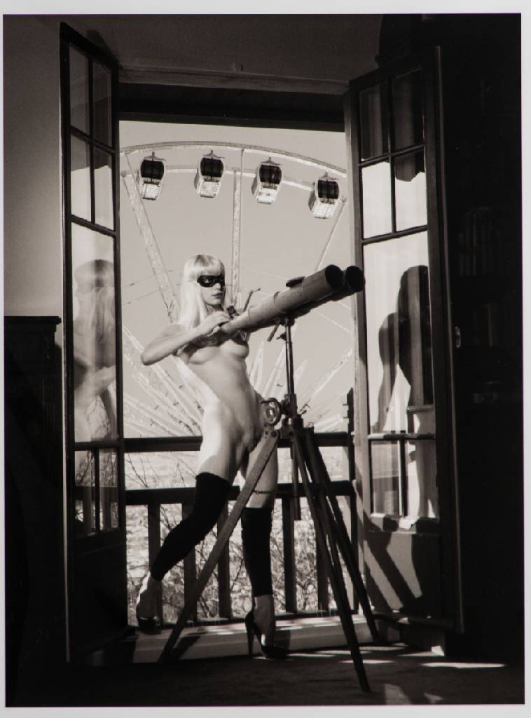 Detail b: Bettina Rheims & Serge Bramly, Rose, c'est Paris, nostalgischer Koffer beinhaltet eine Rose, eine Maske, eine Statuette des Eiffelturms, ein ...