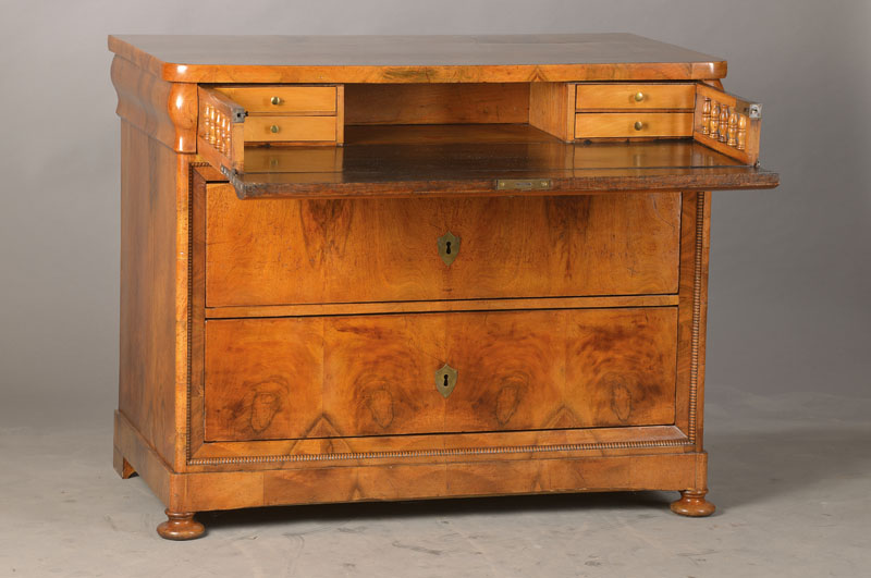Biedermeier-Schreibkommode, südwestdeutsch, wohl Baden oder Rheinhessen, um 1830/35, Nussbaumfurnier gespiegelt verlegt auf Weichholzkorpus, ...
