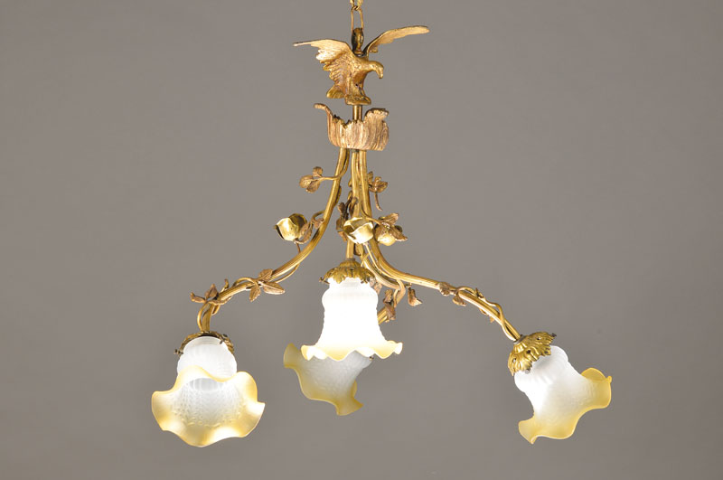 Franz. Deckenlampe nach Empire-Vorbild, frühes20.Jh., 4-flammig, gewundene Arme mit abschließenden Blütenschirmen, Adler sek., floraler Dekor, ...