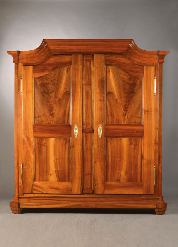 Schrank, wohl Freiburg, um 1830, Nussbaum massiv, Weichholz, 2-türig, kassettiert u. profiliert, massive Nussbaumtüren, Mittelpilaster, Seiten ...