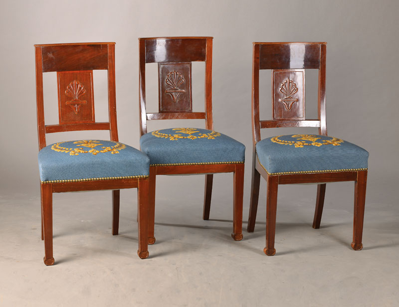 3 Stühle des Directoir, Frankreich, um 1795/1799, Mahagoni massiv, schwere Qualität, Rückenlehne leicht in sich gewölbt, Rückenbrett mit ...