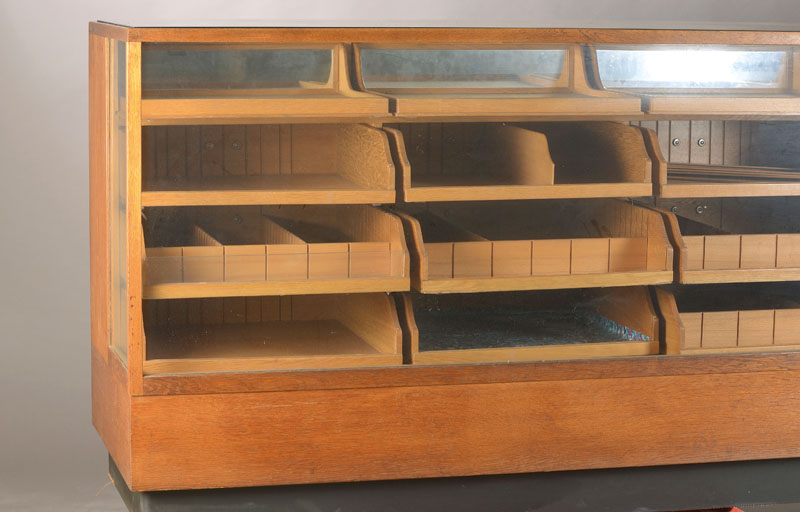 Detail a: Große Ladentheke / Sammlervitrine, deutsch, 60er Jahre, Eiche massiv, 4-seitig z.T. fac. verglast, 20 offene Züge in Buche z.T. noch mit Einteilung ...