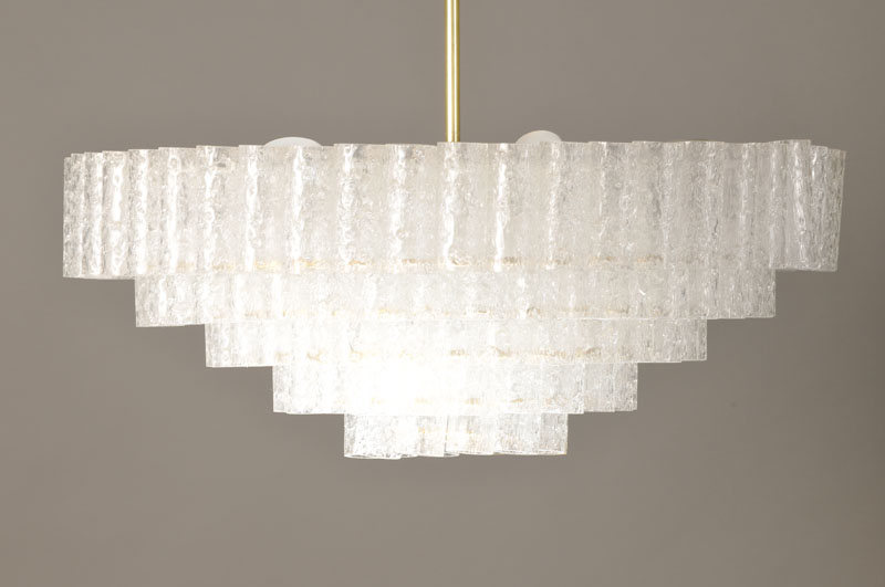 Deckenlampe mit 2 Wandlampen, wohl Doria, deutsch, 60/70er Jahre, An Metallgestänge eingehängte, mundgeblasene Glasröhrchen, 16 Inneliegende ...