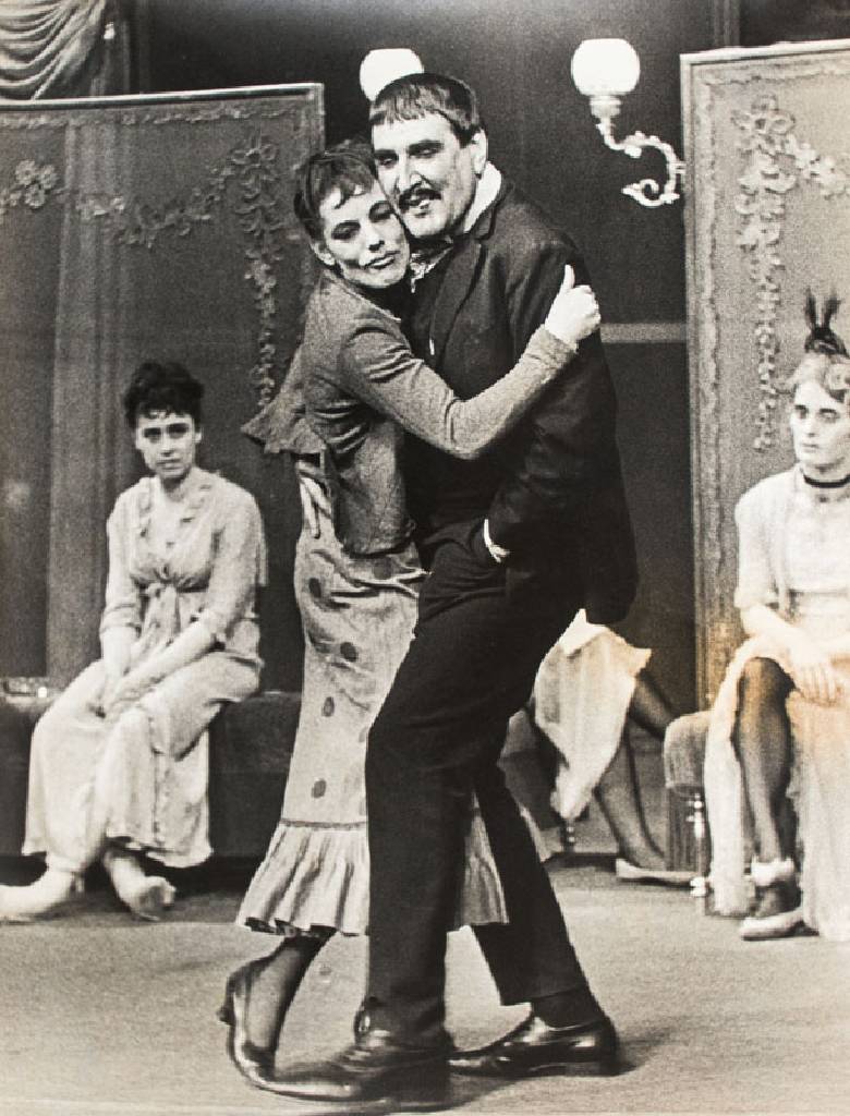 Percy Paukschta, Fotograf am Berliner Ensemble, hier: Szene aus der Dreigroschenoper, 1960, Darsteller Jenny Felicitas Ritsch als Mackie, Messer-Wolf ...