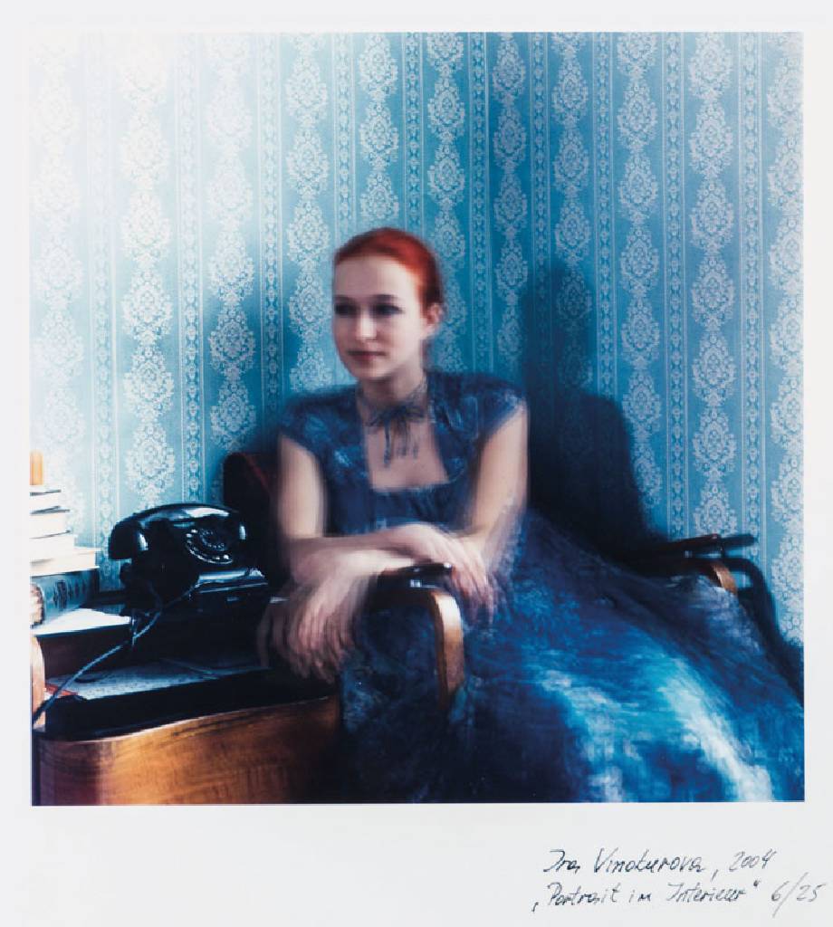 Ira Vinokurova, geb. 1975 Kaliningrad, Portrait im Interieur, 2004, C-Print auf Barytpapier, sign., num. 6/25, Motiv 21x21 cm,Blattgr. 24x30 cm