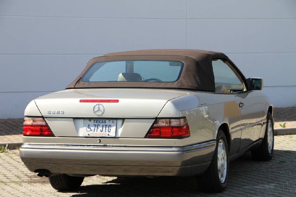 Detail b: Mercedes-Benz CE 320 W124, Fahrgestellnummer: WDBEA66E2SC281811, EZ 02/1996, aktuell noch US registriert, 2. Hand, Laufleistung ca. 132.827 miles, ...