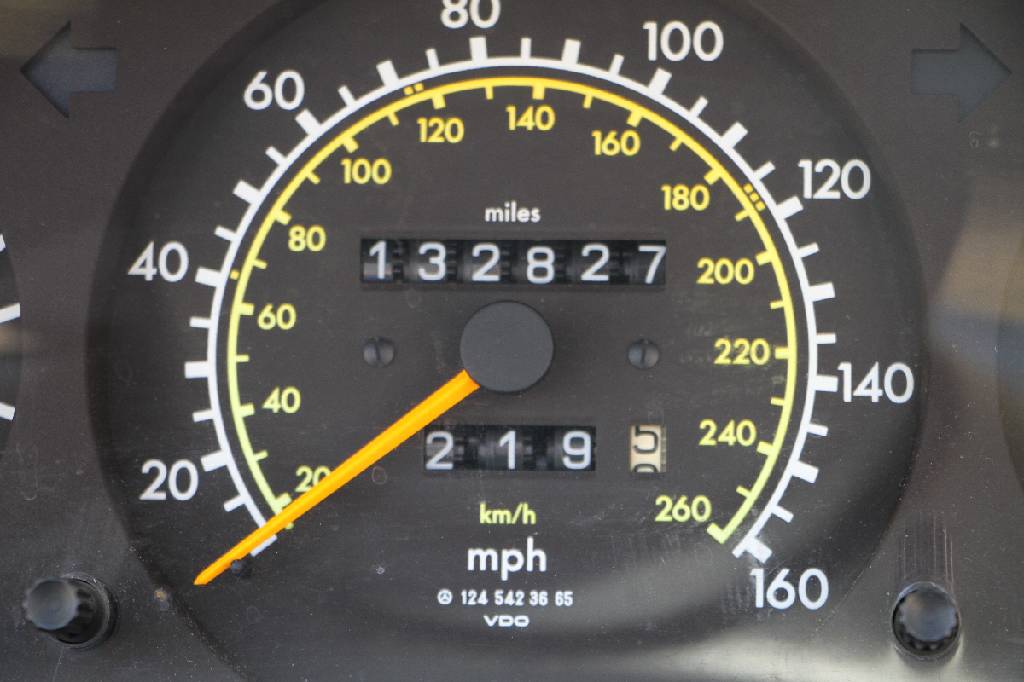 Detail f: Mercedes-Benz CE 320 W124, Fahrgestellnummer: WDBEA66E2SC281811, EZ 02/1996, aktuell noch US registriert, 2. Hand, Laufleistung ca. 132.827 miles, ...