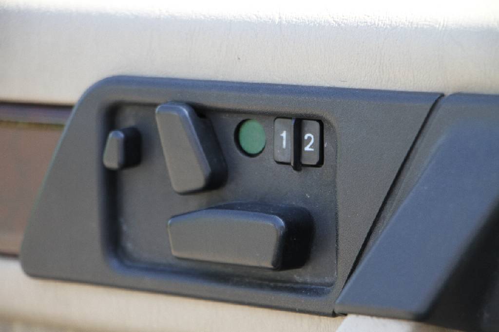 Detail h: Mercedes-Benz CE 320 W124, Fahrgestellnummer: WDBEA66E2SC281811, EZ 02/1996, aktuell noch US registriert, 2. Hand, Laufleistung ca. 132.827 miles, ...