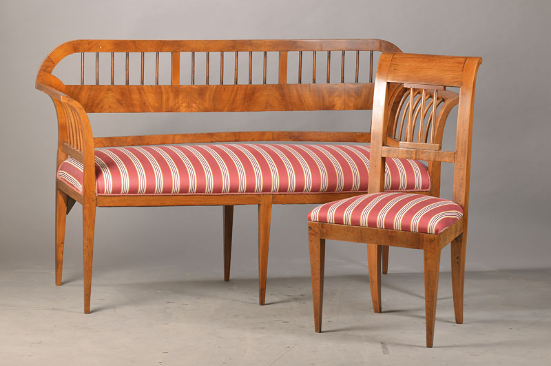 Elegante Salongarnitur des Biedermeier, beste hend aus Salonbank u. 2 Stühlen, Österreich / Steiermark, um 1820/30, Nussbaum u. Kirschbaum, neu ...