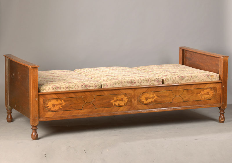 Intarsien-Bett, aus barocken Teilen, 19.Jh. Nussbaum, sehr schöne Intarsienarbeit um 1740/50 mit z.T. brandschattierten Kammmuschel- u. ...