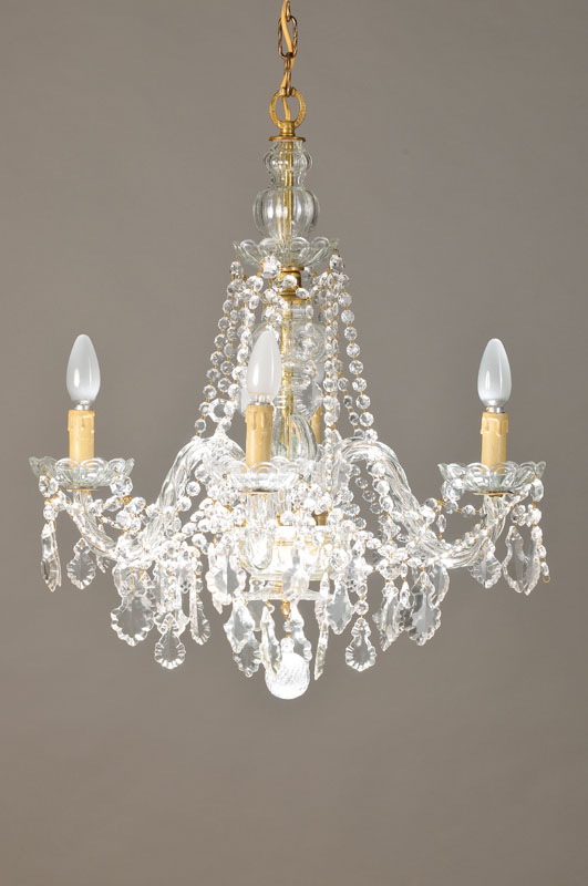 Prunkvoller Glasarmlüster, Murano, 40er Jahre, vier Brennstellen, reichhaltige Prismensegmente, in versch. Größen und Formen, vier gedrehte ...