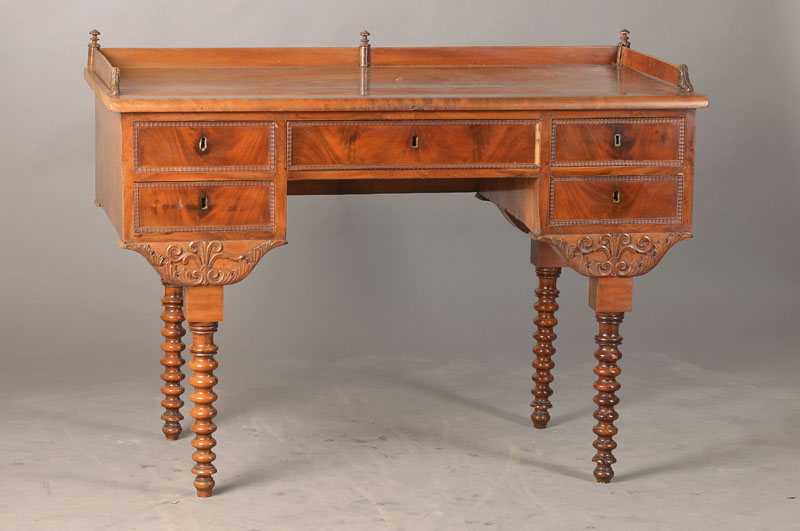 Spätbiedermeier-Damenschreibtisch, Donau- Monarchie, wohl Wien, um 1835/40, Pyramidenmahagoni,Weichholzkorpus, gestauchte Säulenbeine, 5-schübig, ...