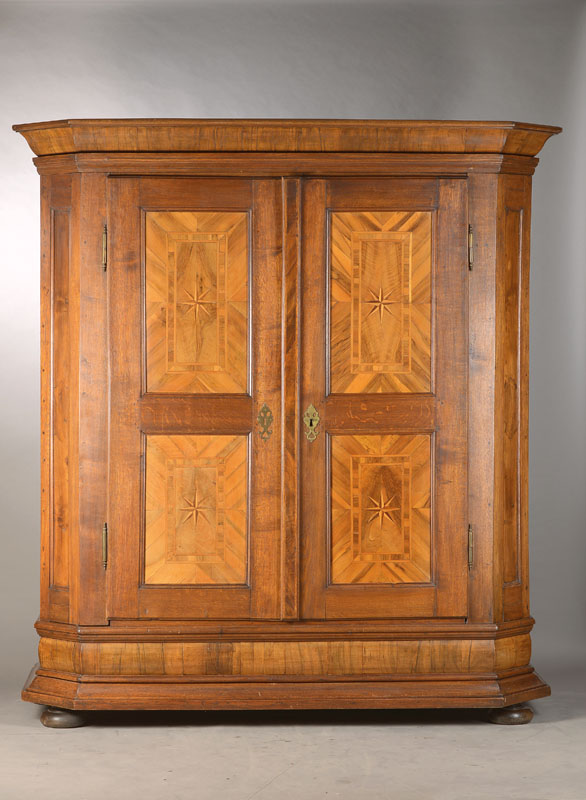 Barockschrank, wohl Franken / süddeutsch, um 1740, Eichekorpus, Nussbaumtürfüllungen mit Faltsternintarsien, Sockelwulst u. Giebelhohlkehle in ...