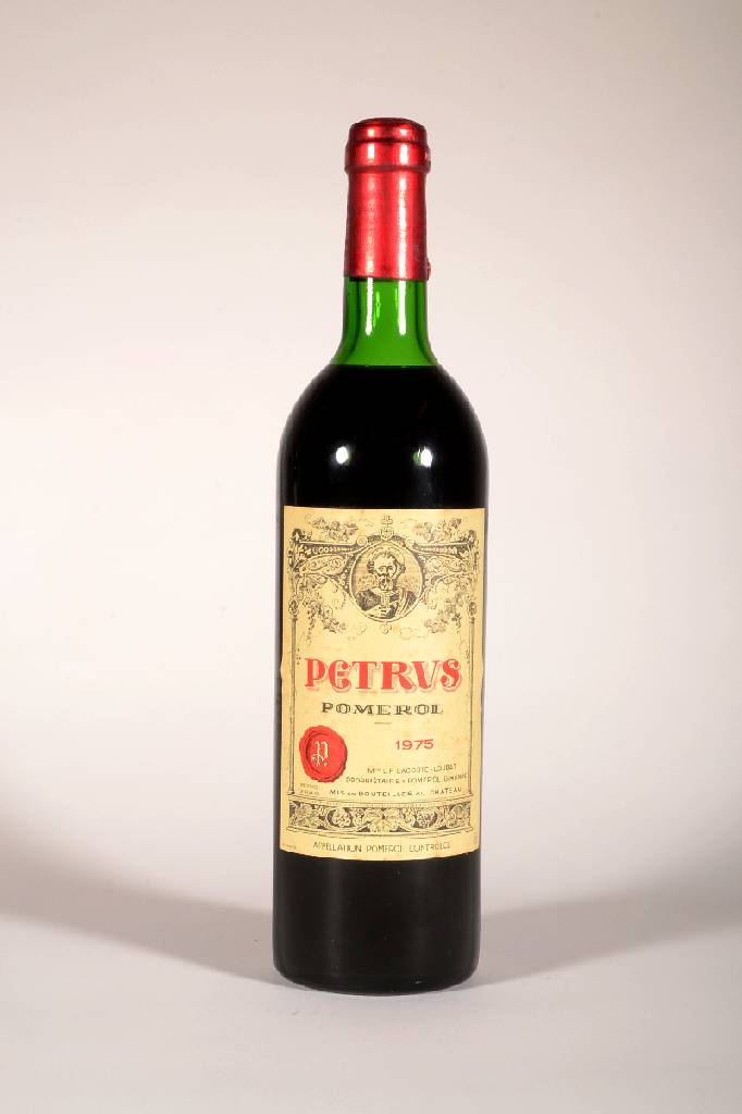 1 Flasche 1975 Petrus, Pomerol, ca. 73 cl, Füllstand: ca. top shoulder, unverkostet, sehrguter Erhaltungszustand, Kapselwachs an einer Stelle unten ...