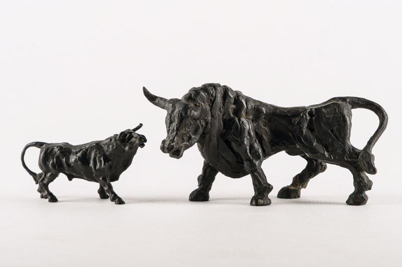 Miguel Moreno, Toros, 2 Bronzeskulpturen, sign., 9x17 cm und 4x9 cm, inkl. Zertifikat aus dem Estudio de Arte Moreno Granada