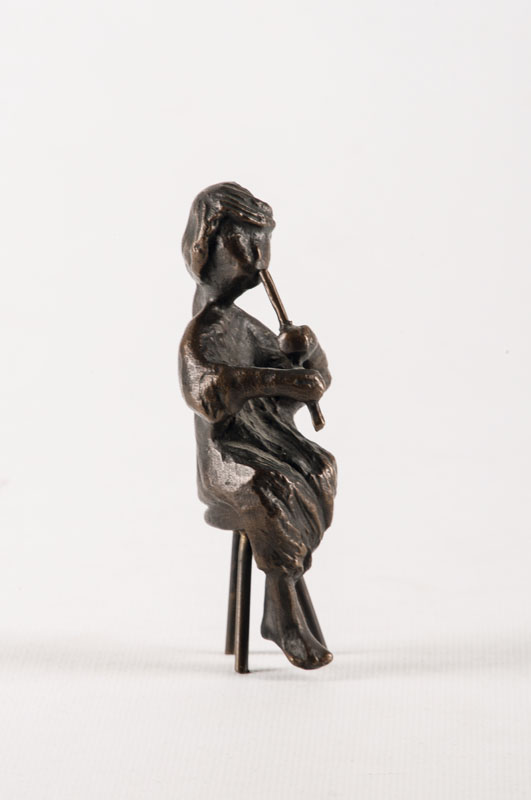 Wilhelm Pfeiffer, 1918-1991, Mädchen mit Flöte, Bronzeskulptur, sign., num. 106/199, H. 10,5 cm