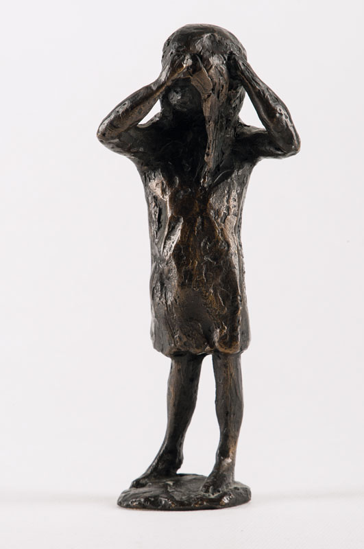 unbekannter Künstler, Mädchen, Bronzeskulptur, num. 9/100, unleserlich sign., H. 16,5 cm