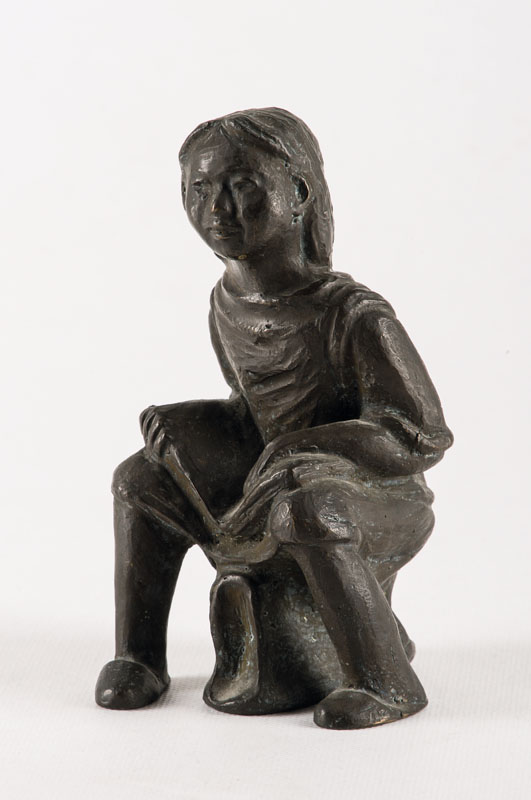 unbekannter Künstler, hockendes Mädchen, Bronzeskulptur, unleserlich sign., H. 14,5 cm