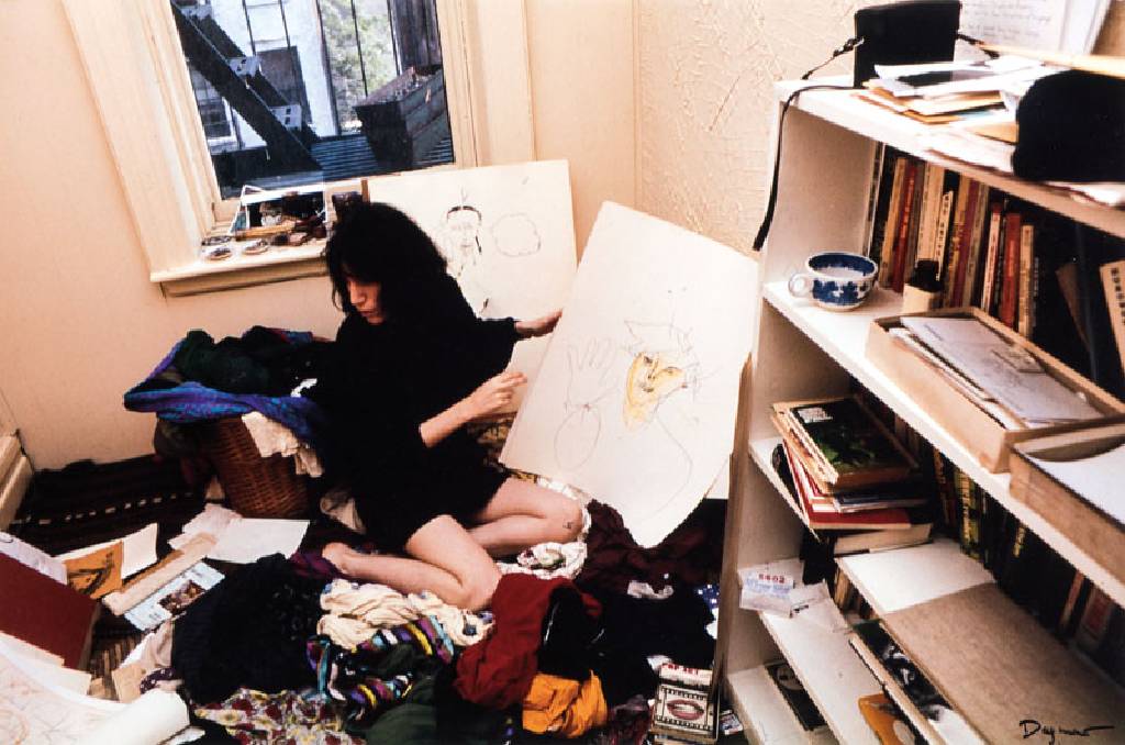 Dagmar, zeitgenössische Fotografin, Patti Smith at home, 1976, Chromogenic color print auf Fujifilm FujiColor Crystal Archive Papier,sign., ...