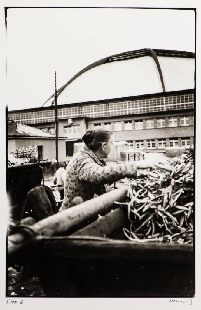 Detail a: Albert Hennig, 1907-1998, Konvolut aus drei Silbergelatine-Abzügen, Alte Frau, Parkplatz vor dem Arbeitsamt in Leipzig, Badebetrieb an der Seine, um ...